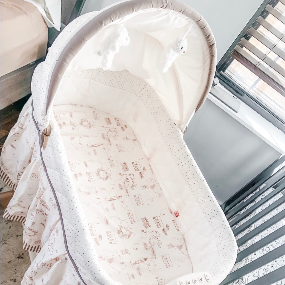 Delta Children Bassinet - Picture 2 of 4
